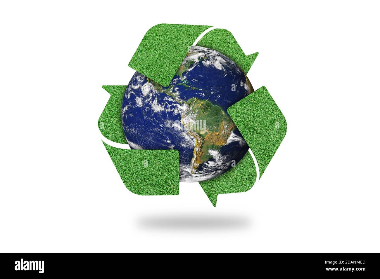 Simbolo di riciclaggio logo e terra isolati su sfondo bianco. Concetto di ambiente. Elementi di questa immagine forniti dalla NASA. Foto Stock