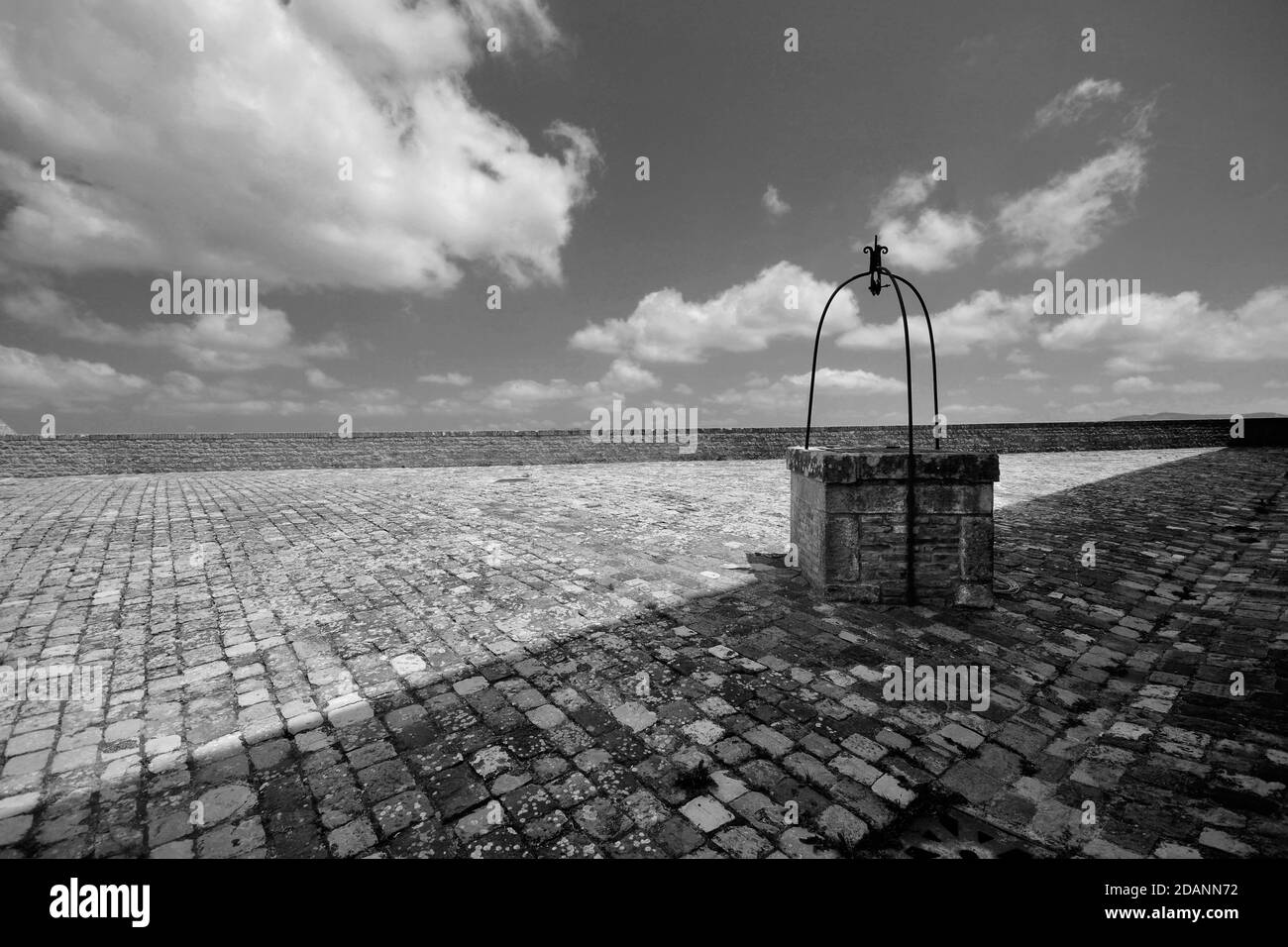 un pozzo in un cortile interno del castello di San Leo a Rimini Foto Stock