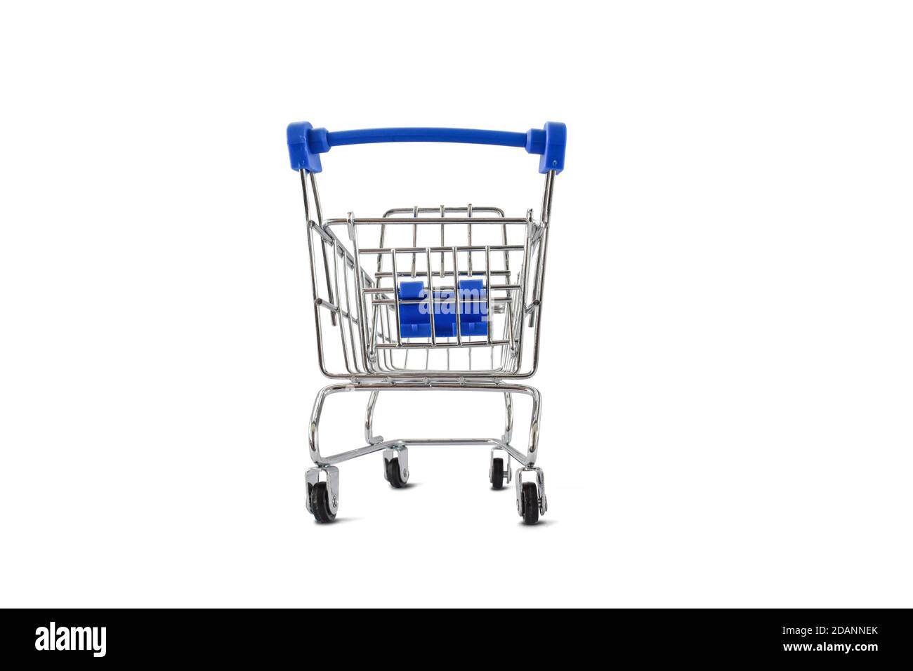 Carrello blu isolato su sfondo bianco. Oggetto con tracciato di ritaglio. Foto Stock