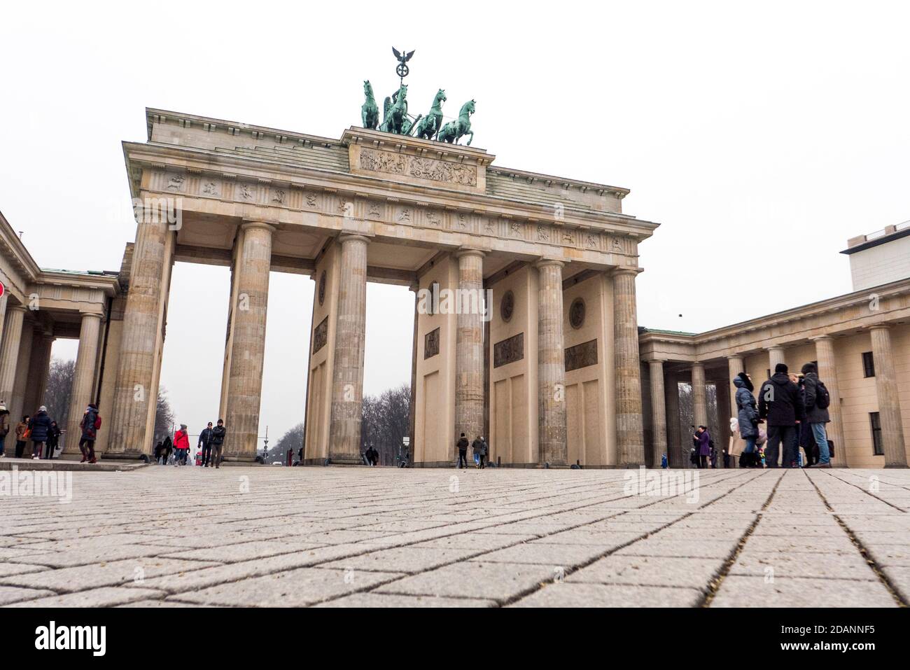 Porta di Brandeburgo dal basso Foto Stock