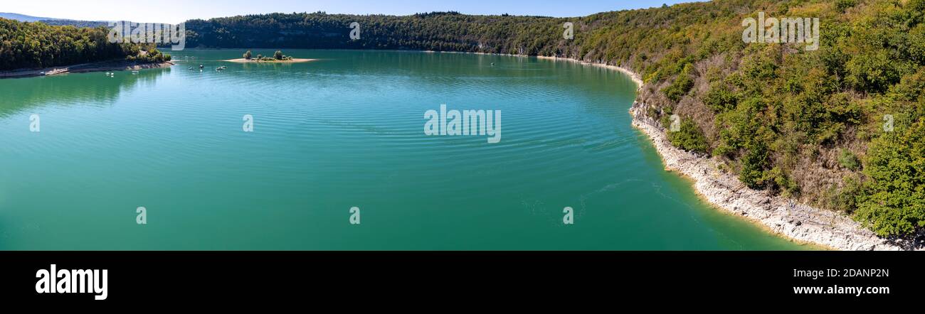 Lago di Vouglans - 09 04 2020: Vista sul lago di Vouglans Foto Stock