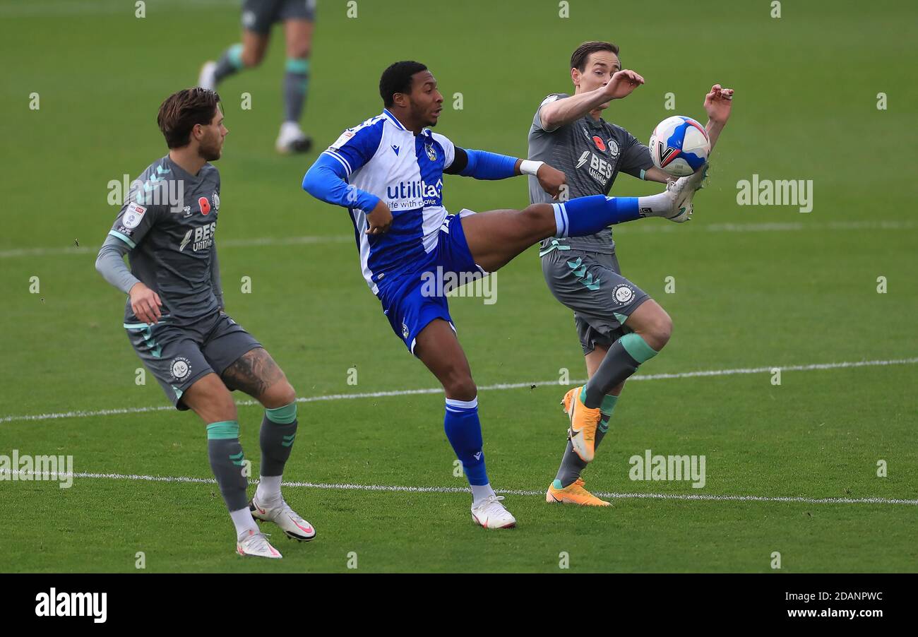 Gli Ali Koiki di Bristol Rover (centro) combattono con i Wes Burns di Fleetwood Town (a sinistra) e Josh Morris durante la partita della Sky Bet League One al Memorial Stadium di Bristol. Foto Stock