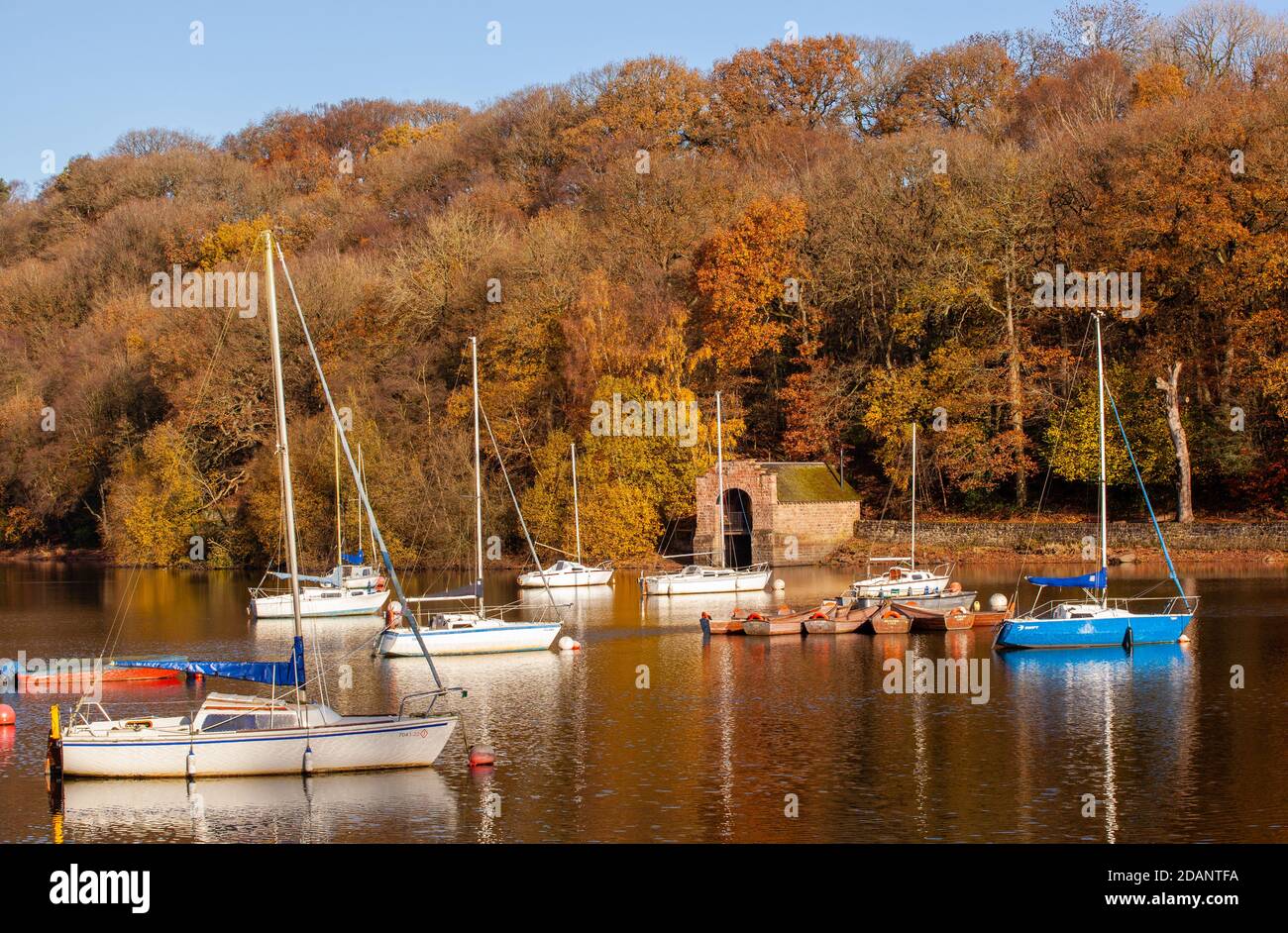 Rudyard Lake Reservoir nello Staffordshire Moorlands vicino a Leek See Con barche a vela ormeggiate nei colori autunnali in autunno gli alberi di bosco Foto Stock