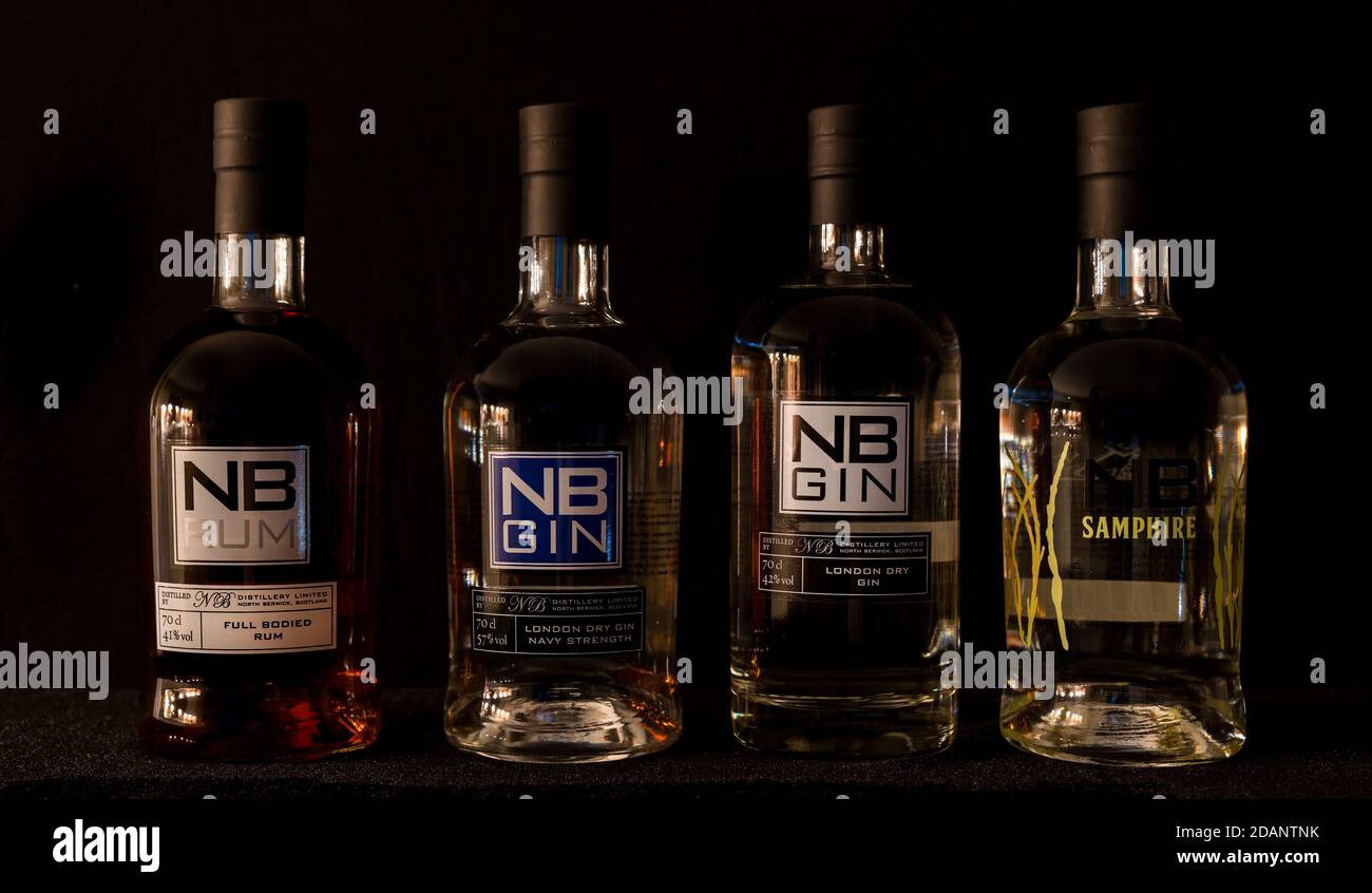 Bottiglie di distilleria di Berwick del Nord: NB run, NB navy Strength gin, NB gin & NB Samphire gin Foto Stock