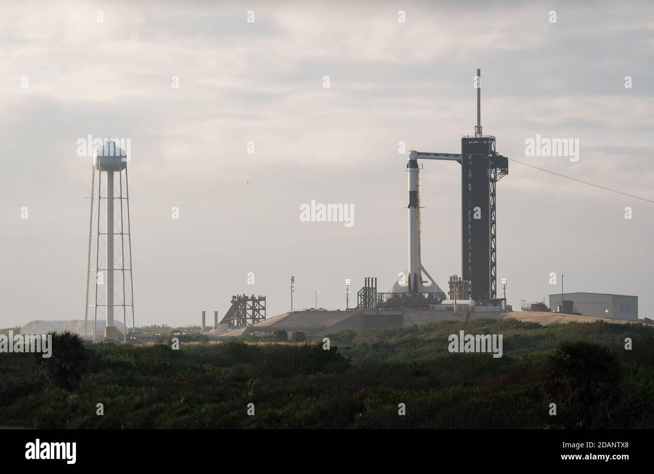 Il razzo SpaceX Falcon 9 che trasporta la navicella spaziale Crew Dragon a bordo del complesso di lancio 39A al Kennedy Space Center 13 novembre 2020 a Cape Canaveral, Florida. La missione della NASA SpaceX Crew-1 è la prima missione di rotazione dell'equipaggio della SpaceX Crew Dragon alla Stazione spaziale Internazionale. Foto Stock