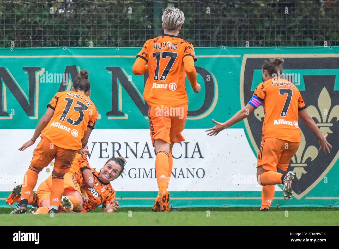 San Gimignano (Fi, Italia. san gimignano (fi), Italia, stadio Santa Lucia, 14 Nov 2020, Juventus festeggia dopo aver segnato il traguardo di cristiana Girelli (Juventus) durante Florentia San Gimignano vs Juventus FC - Calcio italiano Serie A Femminile match - Credit: LM/Fabio Fagiolini Credit: Fabio Fagiolini/LPS/ZUMA Wire/Alamy Live News 2020 Foto Stock