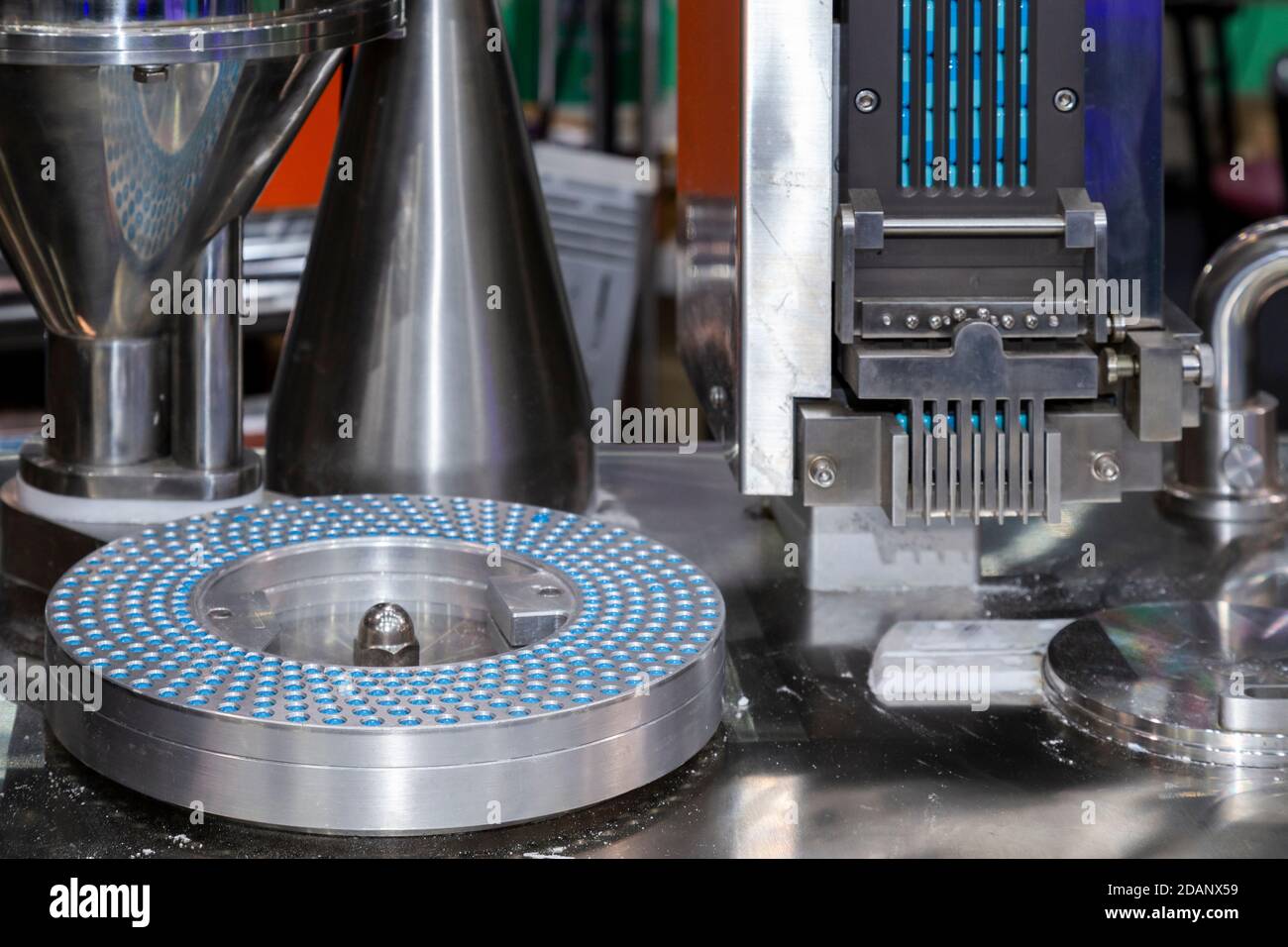 pillola di medicina della capsula nella linea di produzione della macchina di riempimento della medicina alla fabbrica farmaceutica di fabbricazione. tecnologia medica e concetto di industria. Foto Stock