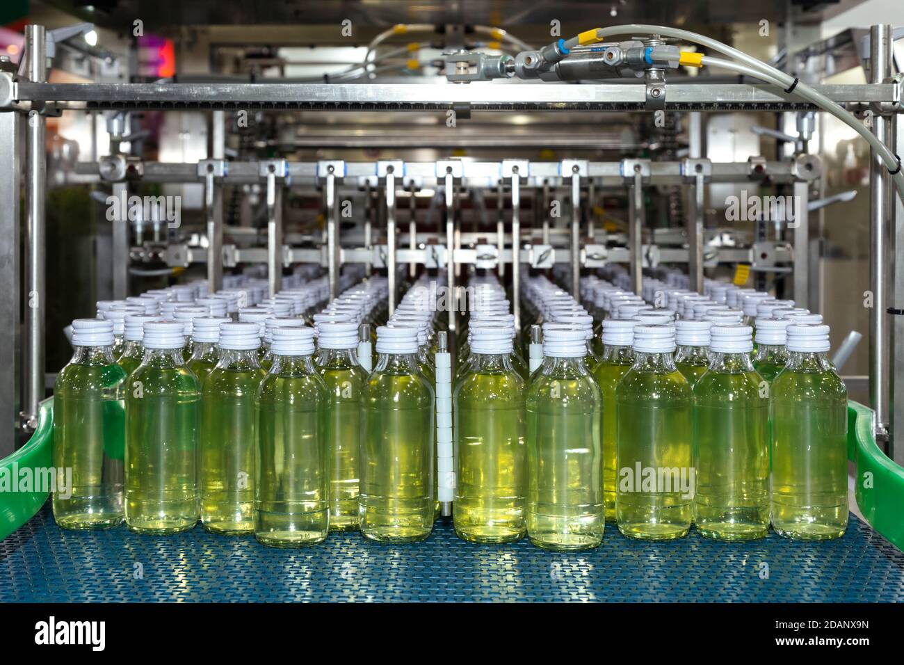 bottiglia di bevanda energetica sul nastro trasportatore della linea di produzione pronta per l'etichettatura e il confezionamento nella produzione di bevande. alimenti e bevande fa Foto Stock