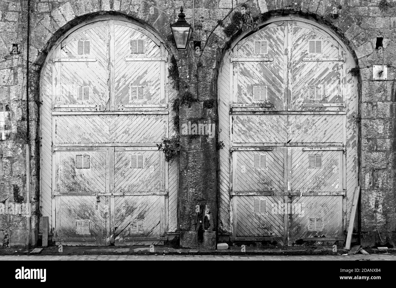 Immagine in bianco e nero di due grandi vecchie porte . Foto Stock