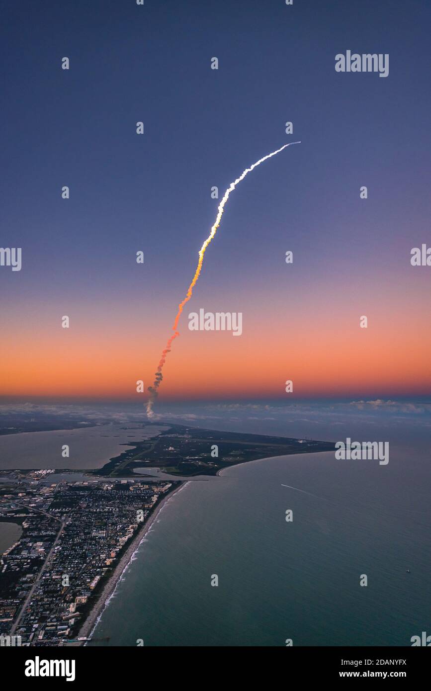 Un razzo United Launch Alliance (ULA) Atlas V che trasporta la missione NROL-101 per il National Reconnaissance Office (NRO) si innalza il 13 novembre 2020 alle 17:32 EST dal Space Launch Complex-41 alla Cape Canaveral Air Force Station, FL. (Foto di Alex G Perez/AGPfoto/Sipa USA) Credit: Sipa USA/Alamy Live News Foto Stock