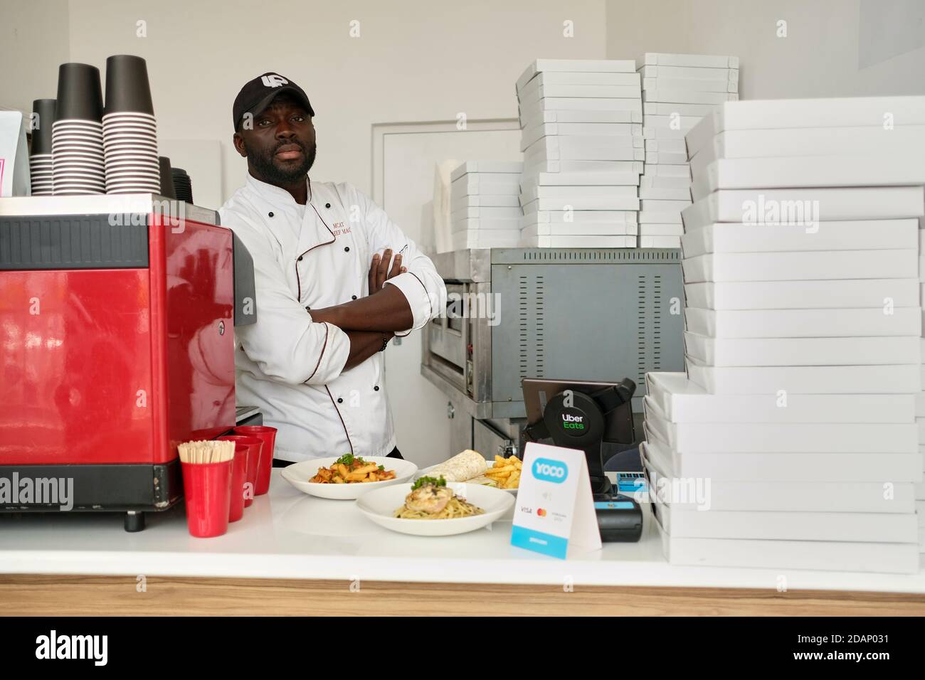 Città del Capo, Sud Africa, 2020 novembre - Chef Mack Bouya, proprietario del Let's Cook Restaurant, nell'ultima filiale che ha aperto il 7 luglio 2020. Foto Stock