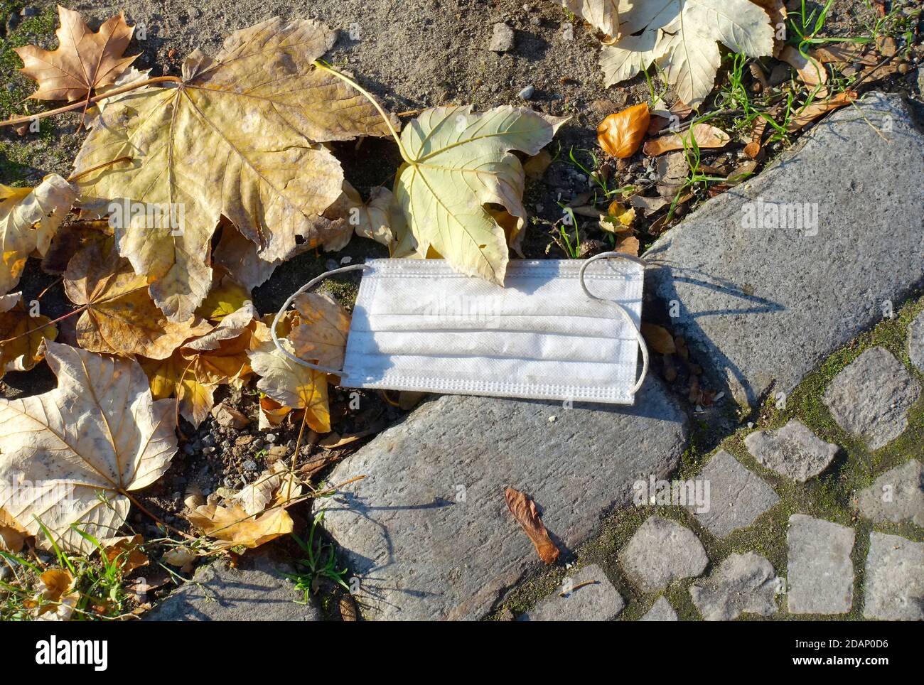 Gettato via maschera viso a Berlino Foto Stock