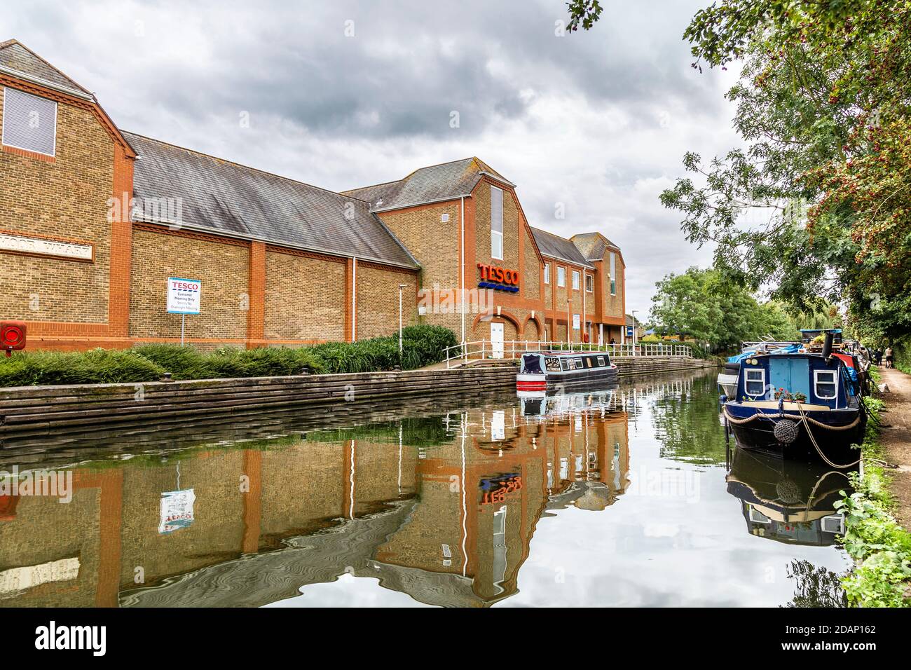 Zona di ormeggio per i clienti di Tesco Superstore chiatte e case galleggianti sul Canal Grand Union a Rickmansworth, Colne Valley, Regno Unito Foto Stock