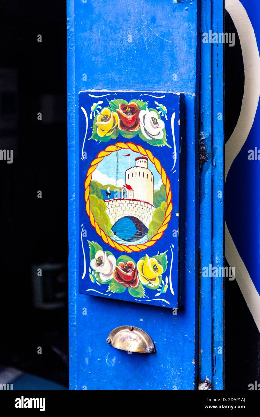 Roses & Castelli arte popolare decorazione su una porta di poppa chiatta lungo il Canal Grand Union, Colne Valley, Regno Unito Foto Stock