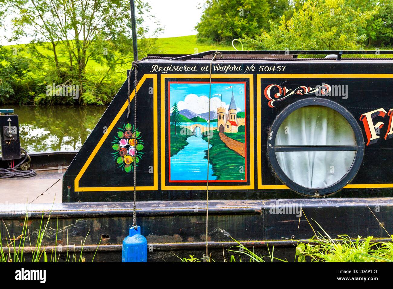 Roses & Castelli arte popolare decorazione su una porta chiatta lungo il Canal Grand Union, Colne Valley, Regno Unito Foto Stock