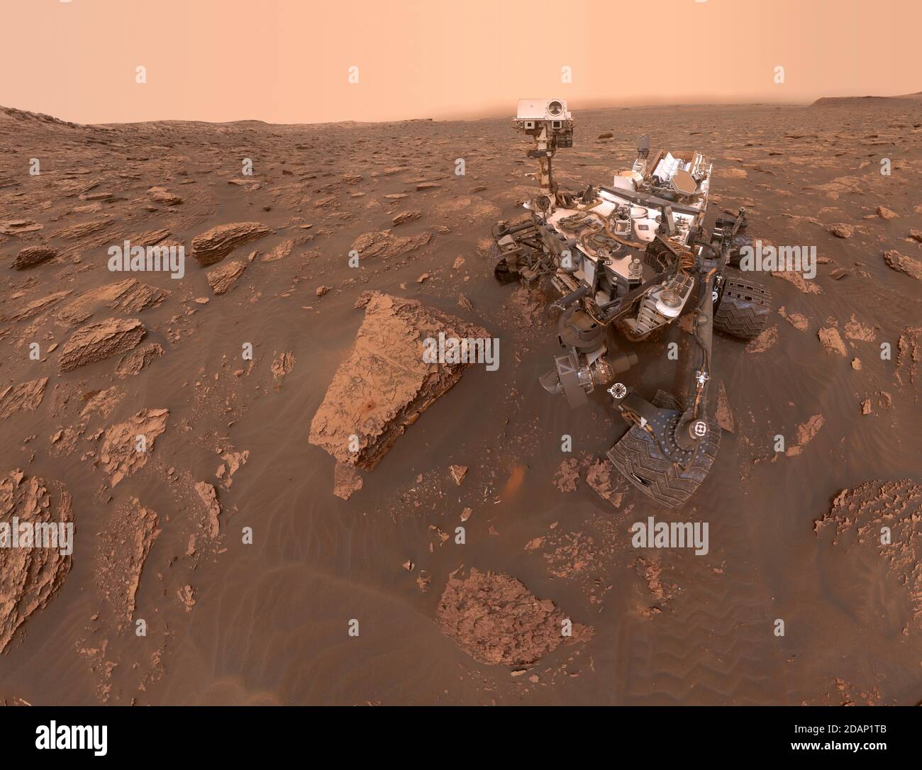 MARTE - 15 giugno 2020 - un autoritratto della Curiosità rover della NASA preso su Sol 2082 (15 giugno 2018). Una tempesta di polvere marziana ha ridotto la luce solare e la visib Foto Stock