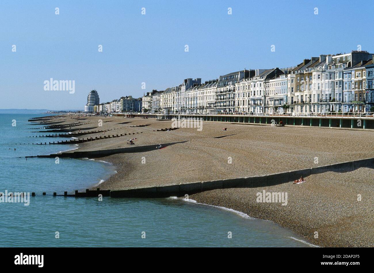 Il lungomare di Hastings, East Sussex, South East England, guardando a ovest verso St Leonards-on-Sea Foto Stock
