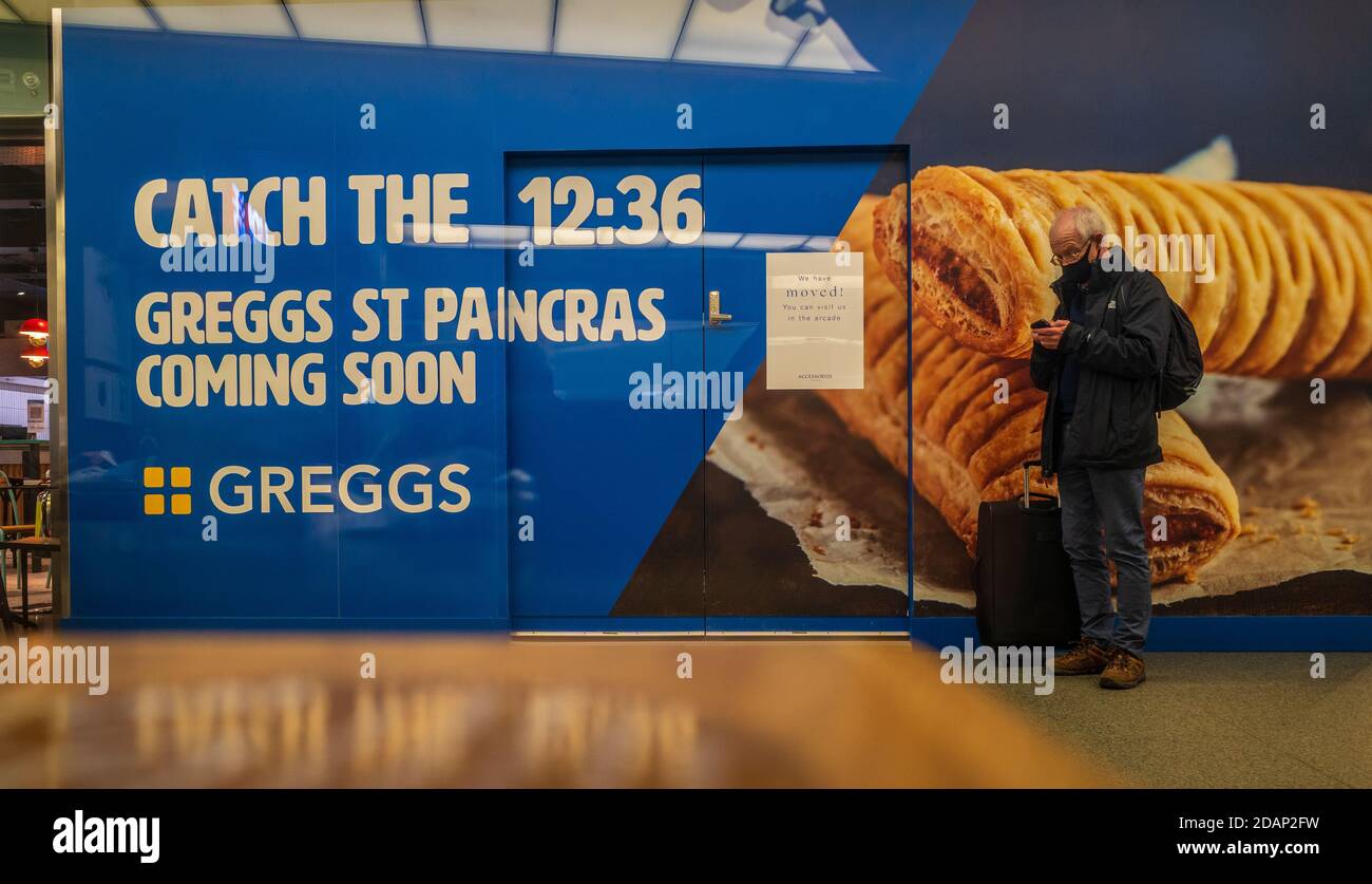 Espansione di Greggs Bakery nella stazione di St Pancras Londra - Greggs St Pancras presto in arrivo poster alla stazione di St Pancras. Foto Stock