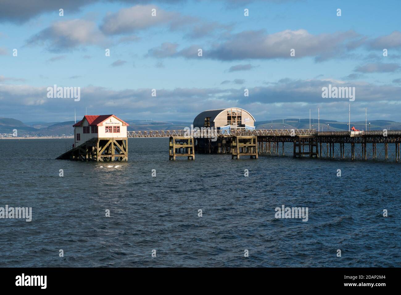 Il molo con le vecchie e nuove stazioni di scialuppa di salvataggio, le Mumbles, la penisola di Gower, vicino a Swansea, Galles del Sud, Regno Unito Foto Stock