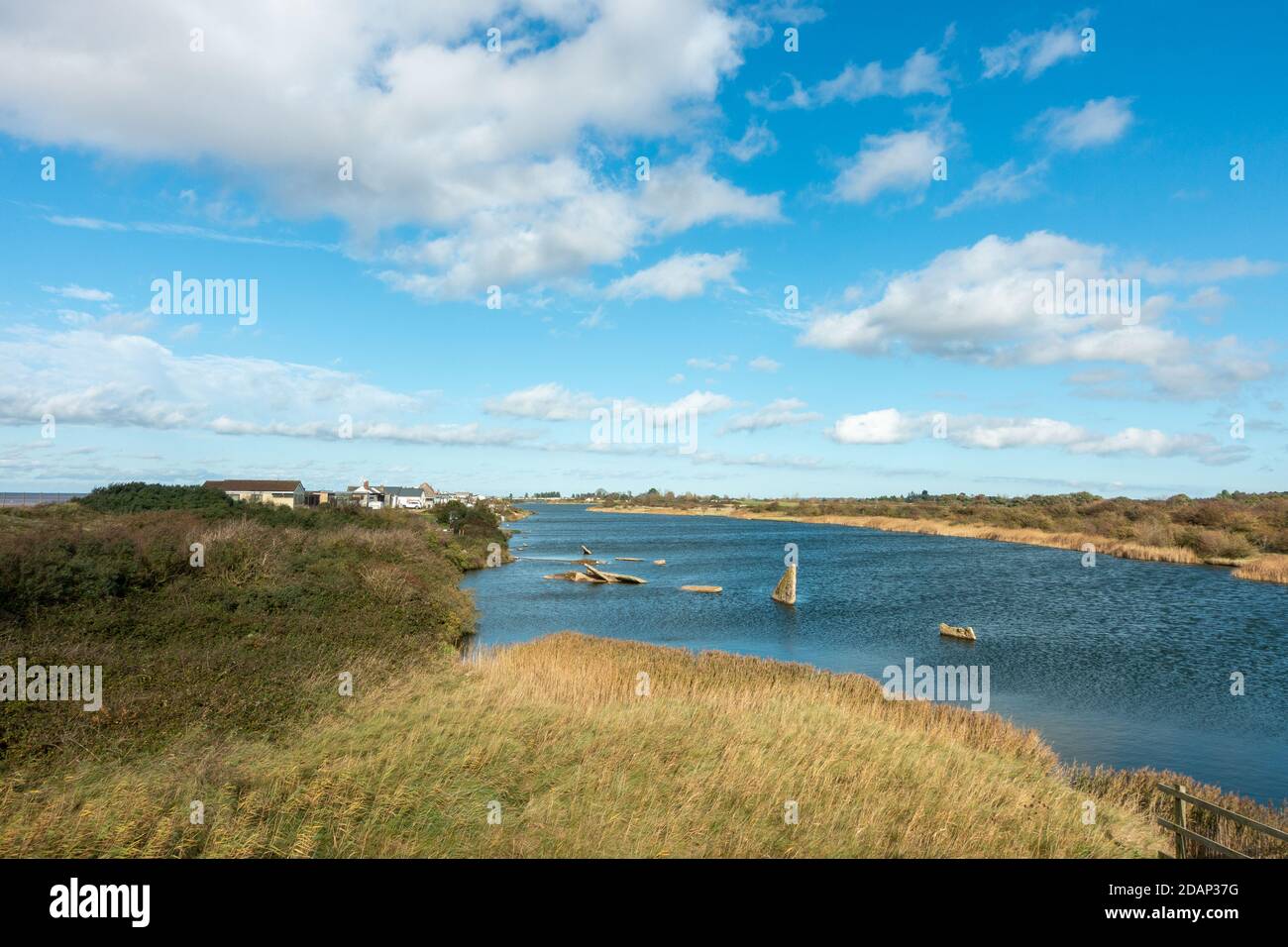 RSPB Snettisham bird watching site, Norfolk: Ghiaia dalle cave di Senttisham è stata usata per costruire le strisce aeree e aerodromi nella seconda guerra mondiale. L'aviazione militare degli Stati Uniti Foto Stock