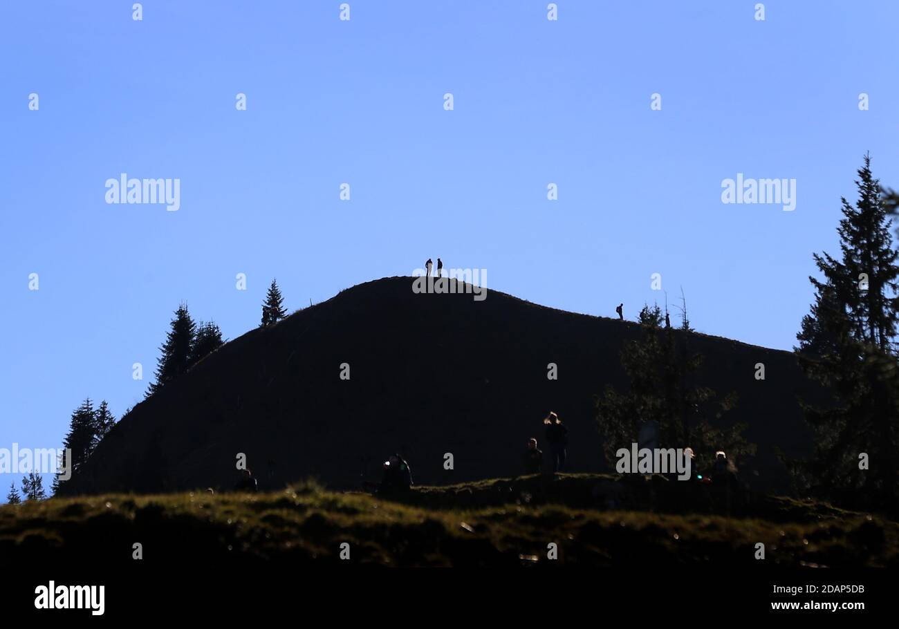 Rettenberg, Germania. 14 novembre 2020. Gli escursionisti si trovano al sole su una cima di Grünten. Credit: Karl-Josef Hildenbrand/dpa/Alamy Live News Foto Stock