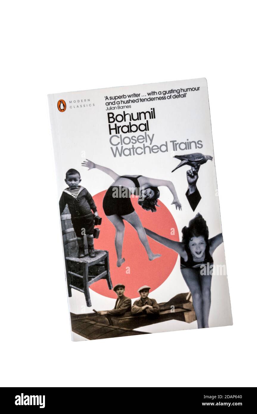 Una copia cartacea di treni attentamente guardati da Bohumil Hrabal. Pubblicato per la prima volta in Cecoslovacchia come Ostře sledované vlaky nel 1965. Foto Stock