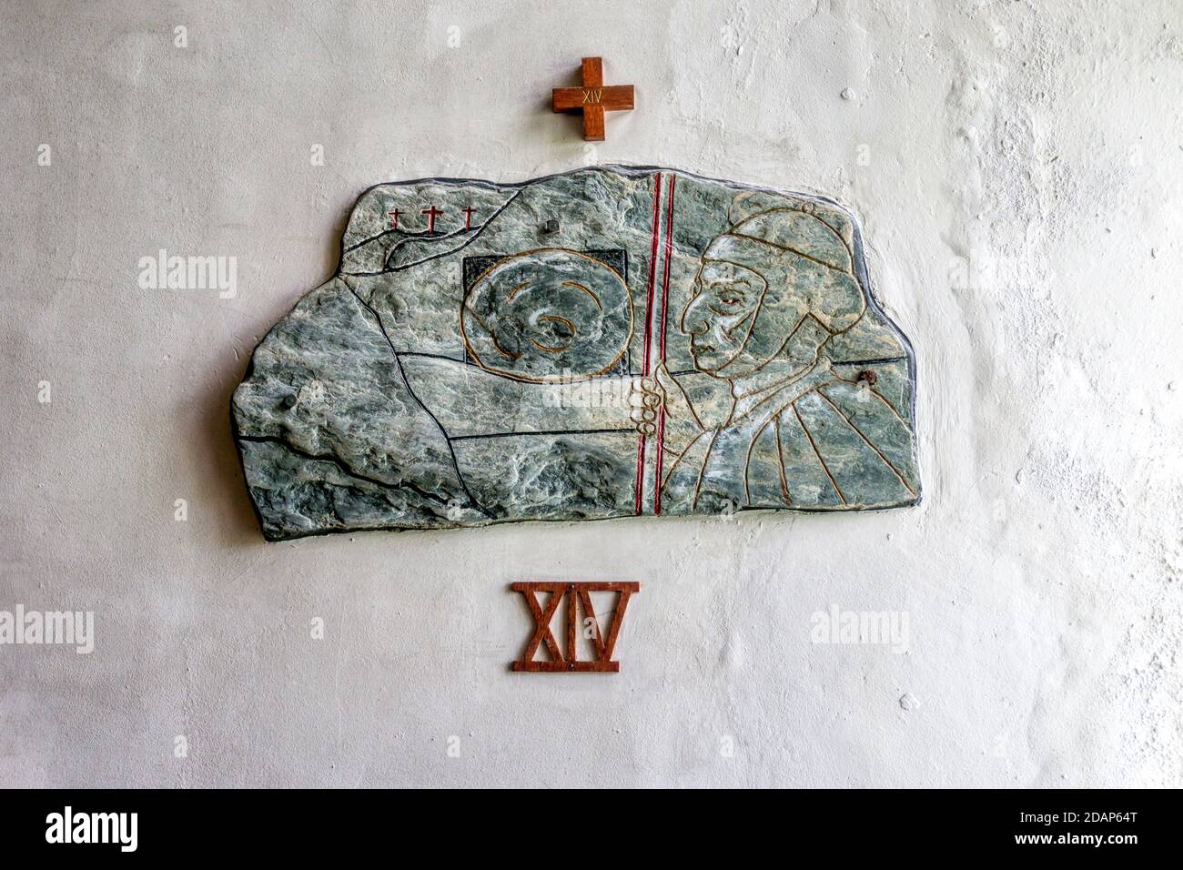 Garrynamonie chiesa, Uist sud. Stazioni della Croce di Canon Calum MacNeill utilizzando ardesia locale. Nella figura è mostrata la Stazione 14 Cristo è posto nella tomba. Foto Stock