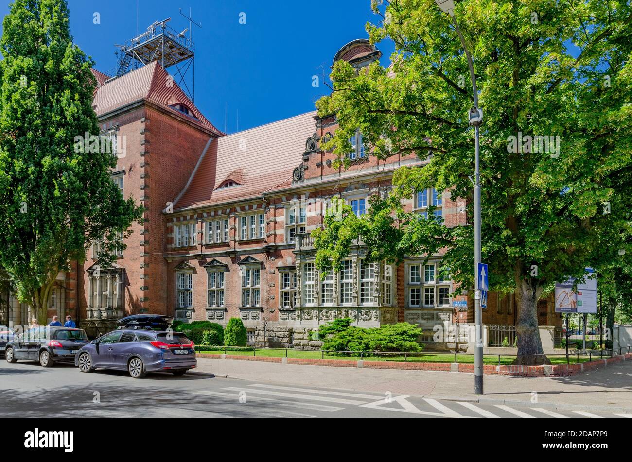 SZCZECIN, PROVINCIA DELLA POMERANIA OCCIDENTALE, POLONIA. L'edificio dell'Università Marittima su Wały Chrobrego (terrazze di Haken). Foto Stock