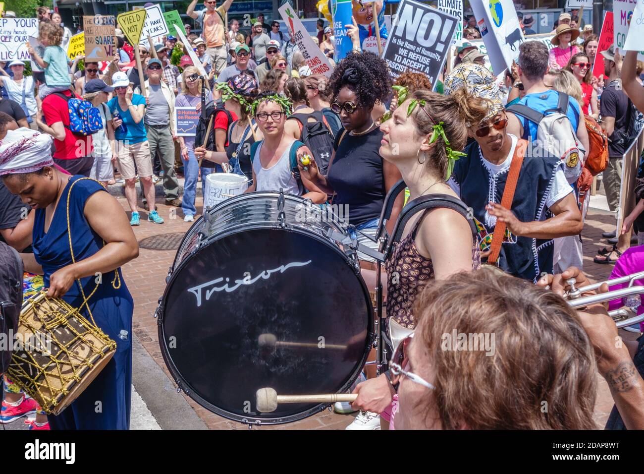 I manifestanti hanno firmato la manifestazione sui cambiamenti climatici a Washington, DC, USA. Foto Stock