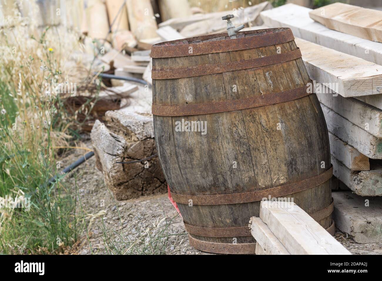 Vecchia botte di legno classica, probabilmente di vino. Arrugginito e inutilizzabile Foto Stock