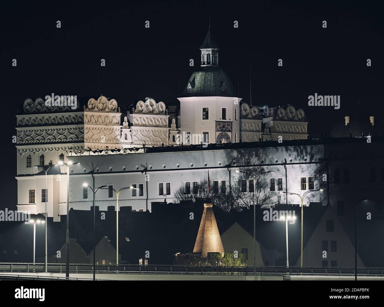 Il Castello Ducale (Zamek Ksiazat Pomorskich) a Szczecin a notte nebbia, Polonia. Foto Stock