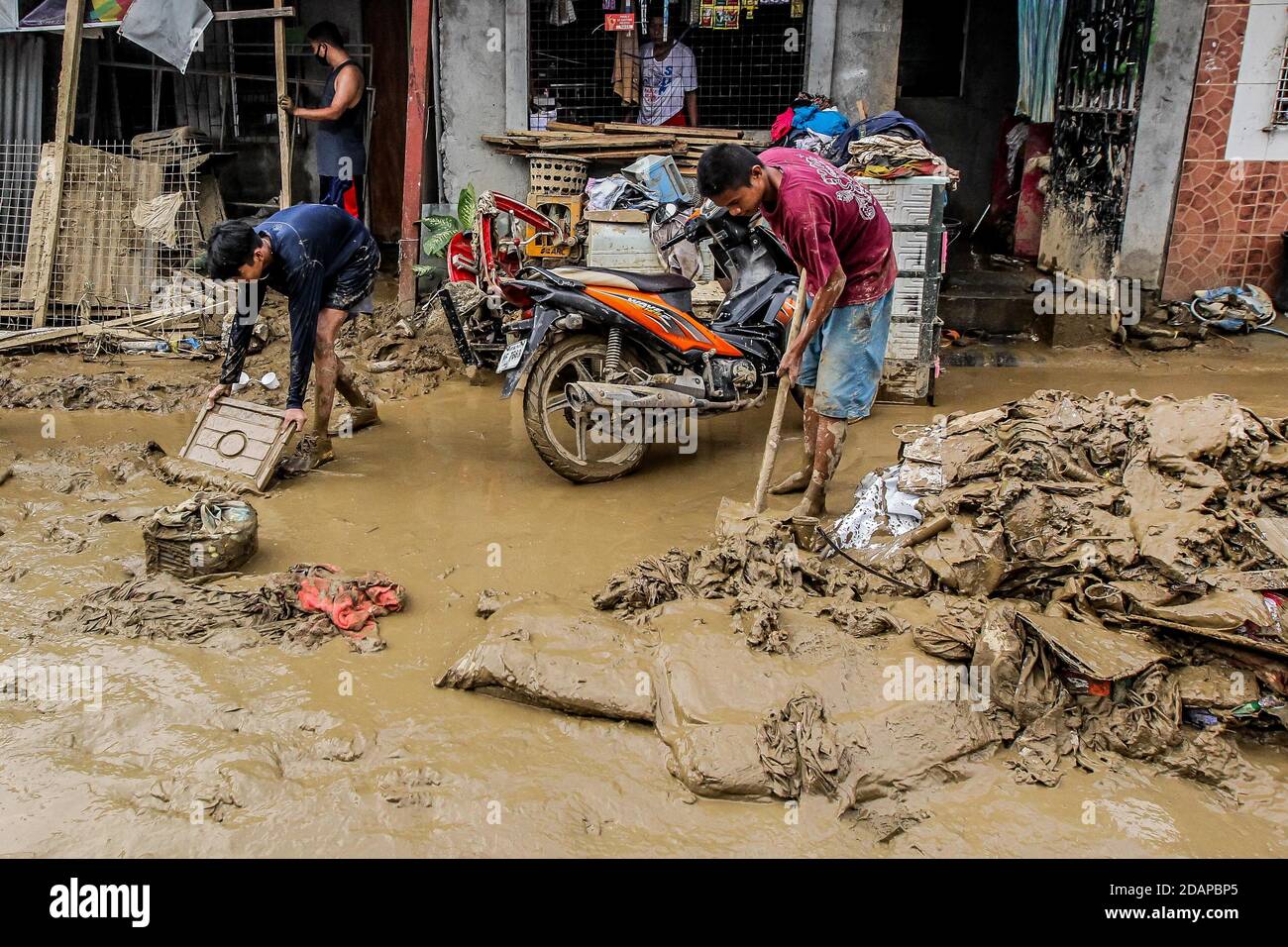 Rizal, Filippine. 14 novembre 2020. I residenti ripulire il fango dopo l'alluvione portata da Typhoon Vamco nella provincia di Rizal, Filippine, 14 novembre 2020. Typhoon Vamco ha attraversato l'isola principale delle Filippine di Luzon da mercoledì a giovedì, innescando inondazioni e frane in molte regioni e lasciando almeno 53 morti. Credit: Rouelle Umali/Xinhua/Alamy Live News Foto Stock