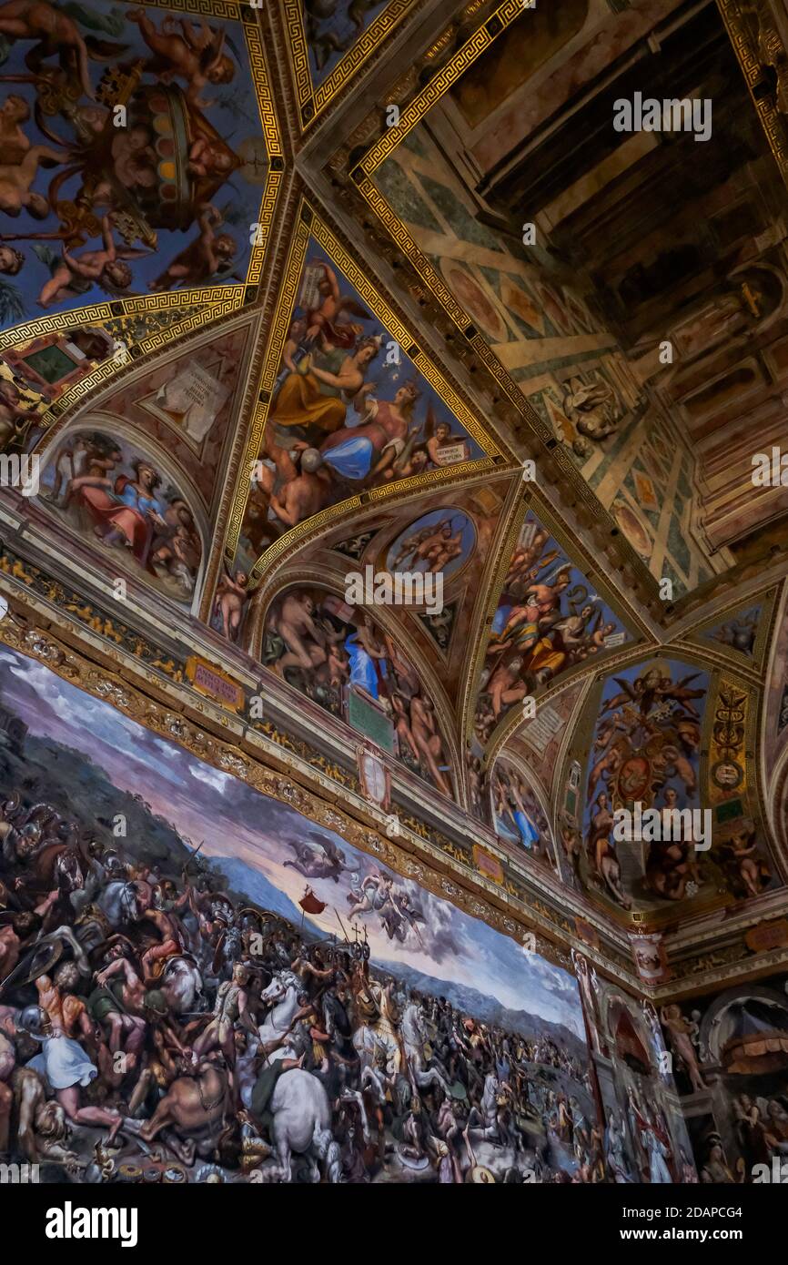 Dettagli del bel soffitto di pittura - stanze di Raffaello (Stanze di Raffaello) all'interno dei Musei Vaticani Foto Stock