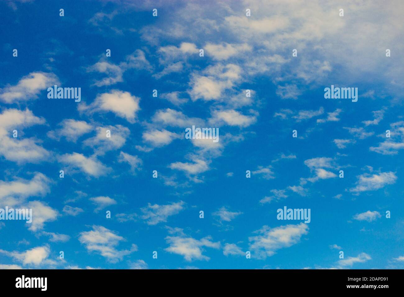 sfondo blu cielo con piccole nuvole in giornata di sole Foto Stock