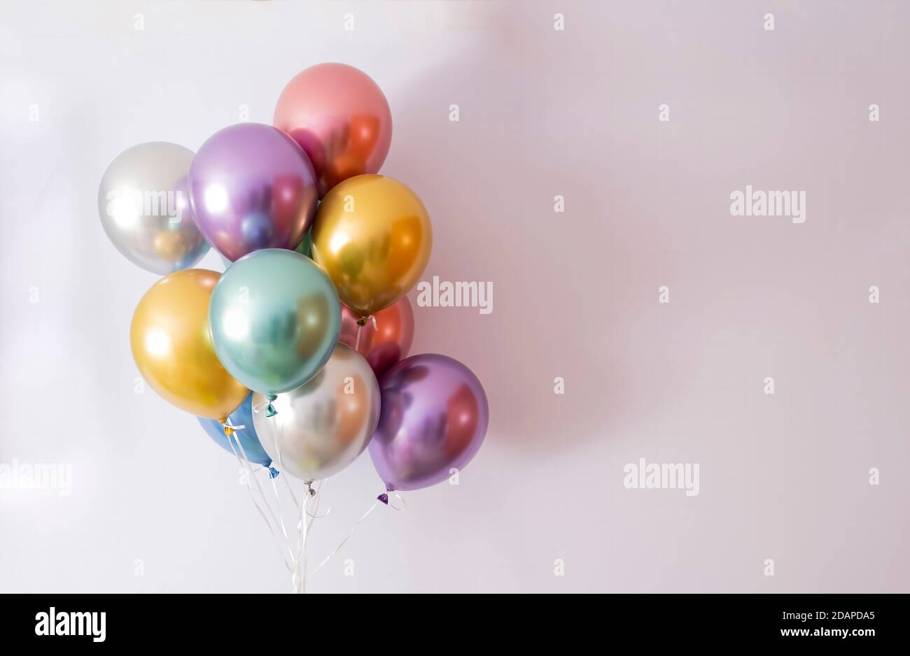 palloncini di elio in colori metallici su uno sfondo malvato, copiare lo spazio a destra Foto Stock palloncini di elio in colori metallici su uno sfondo malvato, copiare lo spazio a destra Foto Stock