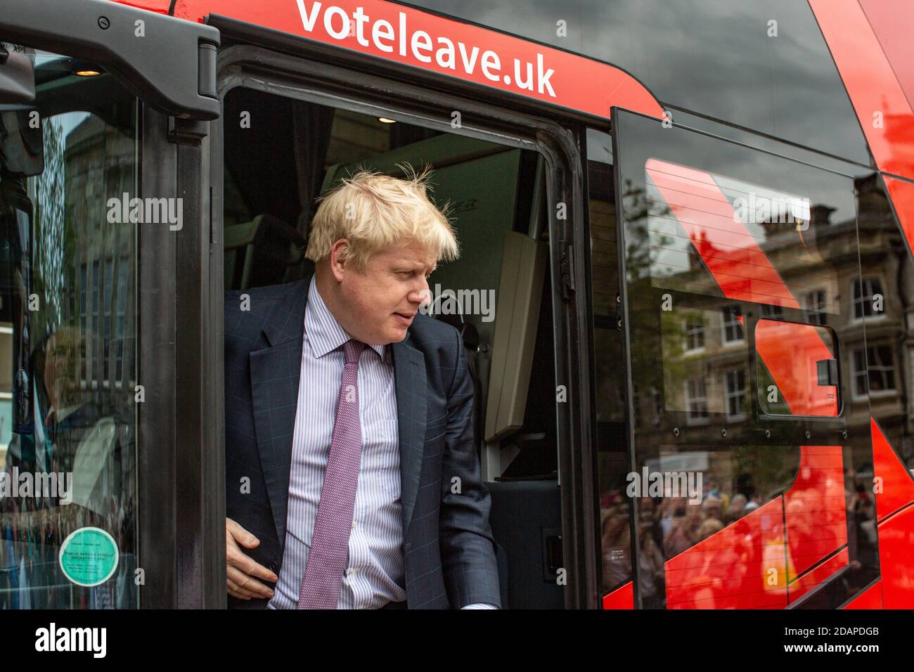 Boris Johnson e il suo Battle Bus sulla campagna referendaria BREXIT a Stafford, Inghilterra. Johnson divenne in seguito primo Ministro con Cummings Foto Stock