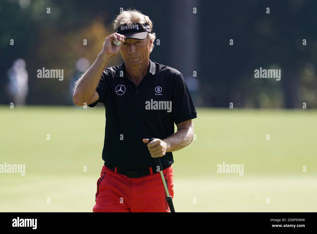 Augusta, Stati Uniti. 14 novembre 2020. Bernhard Langer esce dal verde sull'ottava buca durante il terzo round del torneo di golf 2020 Masters all'Augusta National Golf Club di Augusta, Georgia, sabato 14 novembre 2020. Foto di Kevin Dietsch/UPI Credit: UPI/Alamy Live News Foto Stock
