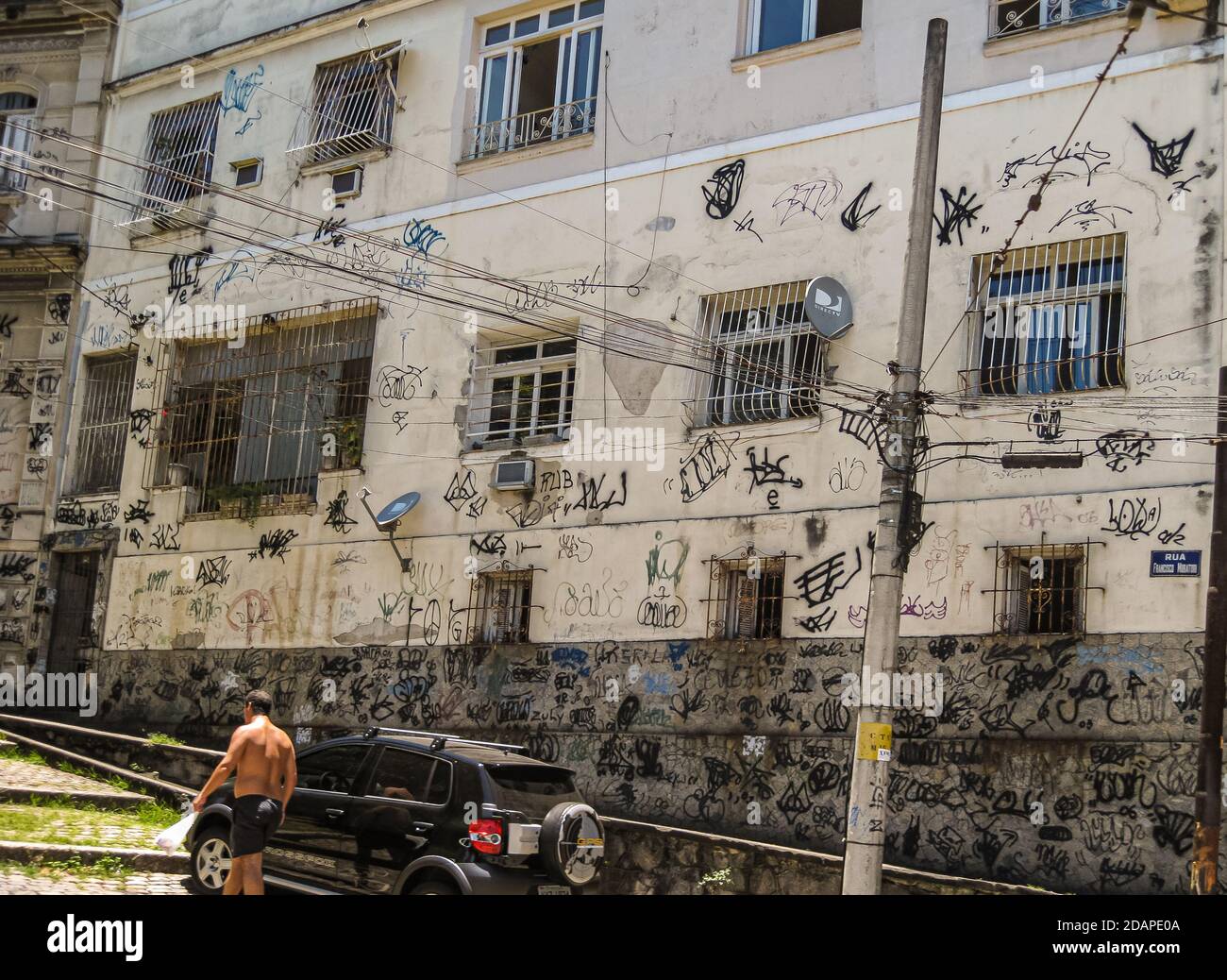 Rio de Janeiro, Brasile - 24 dicembre 2008: Santa Teresa quartiere povero. Vecchio complesso condominiale con pareti beige sporche da uno slogan nero a buon mercato graf Foto Stock