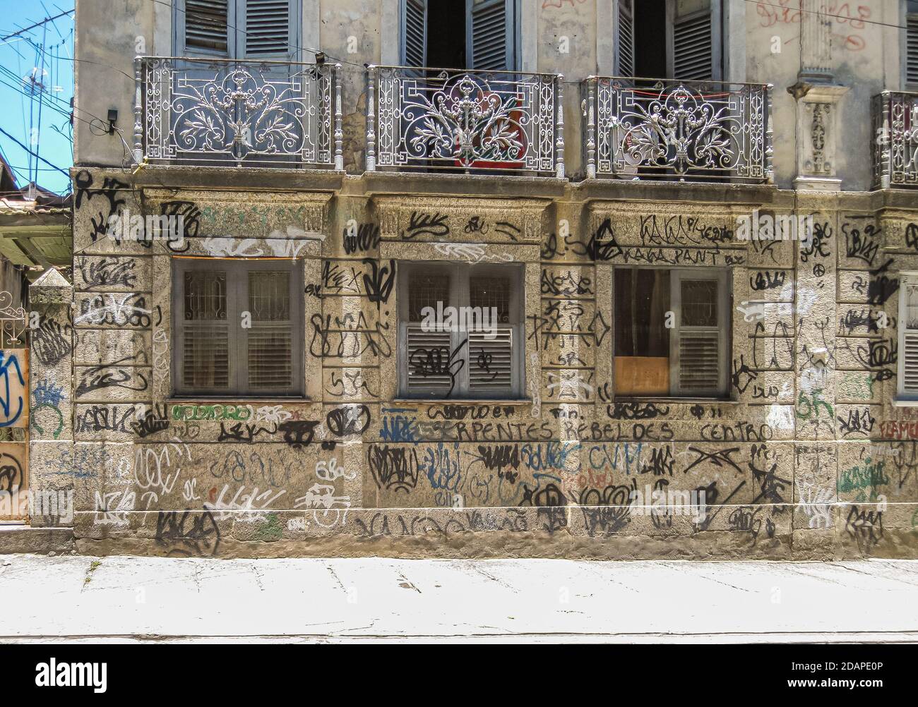 Rio de Janeiro, Brasile - 24 dicembre 2008: Santa Teresa quartiere povero. Vecchio complesso condominiale con pareti beige sporche da uno slogan nero a buon mercato graf Foto Stock