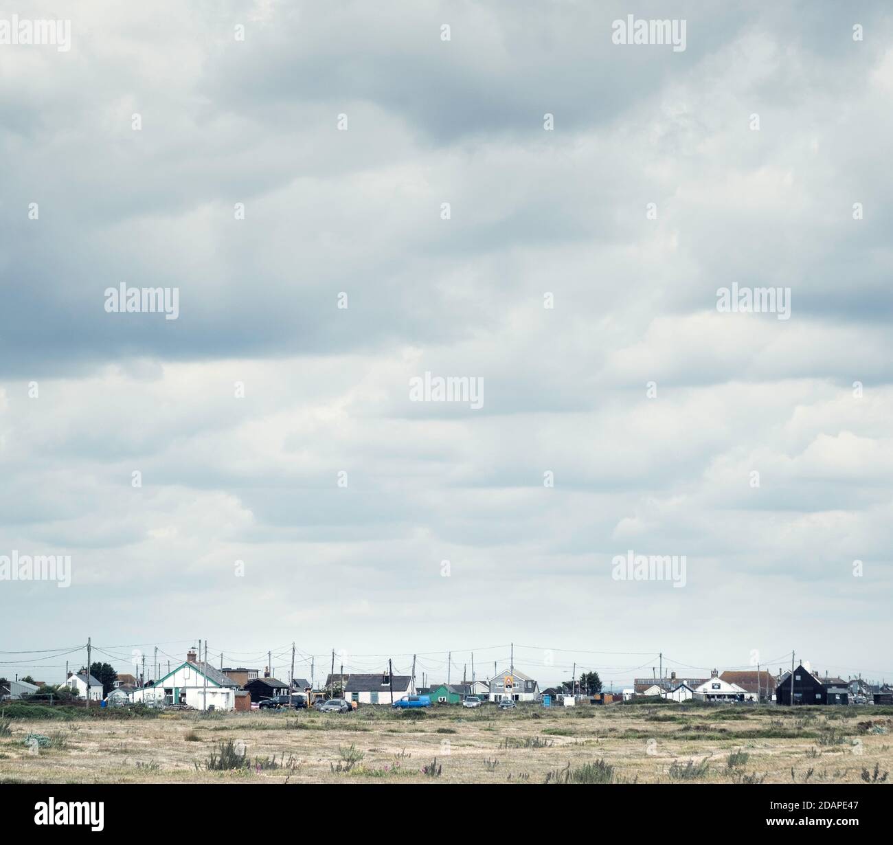 Un villaggio all'orizzonte, Dungeness, Kent. REGNO UNITO Foto Stock