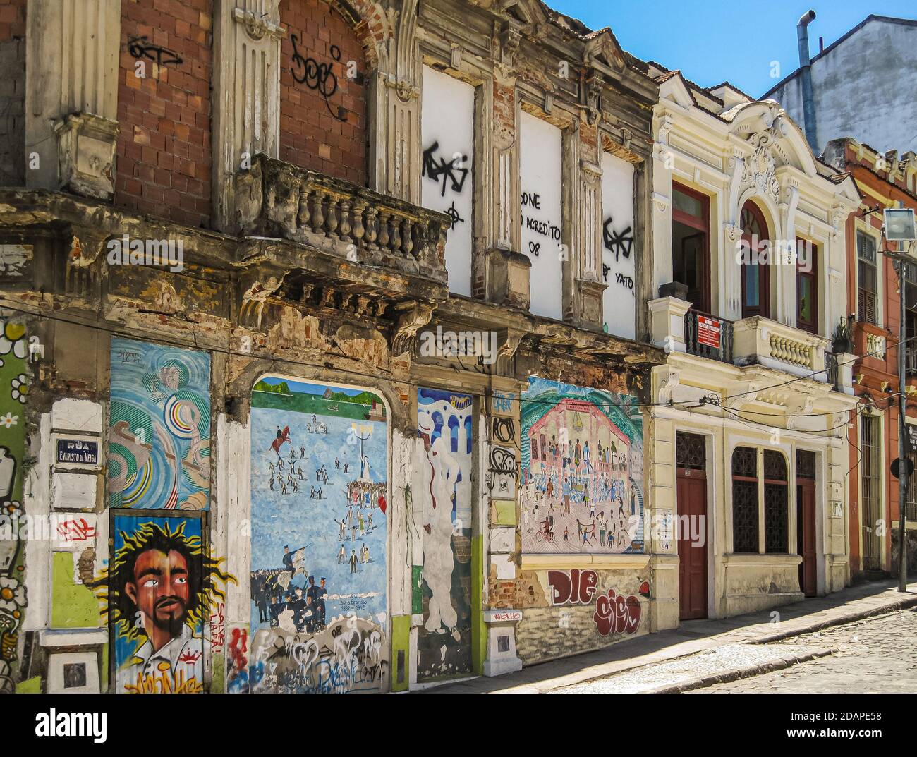 Rio de Janeiro, Brasile - 24 dicembre 2008: Santa Teresa quartiere povero. Graffiti colorati e sporchi raffiguranti l'uomo in via Evarista da Veiga. CRU Foto Stock