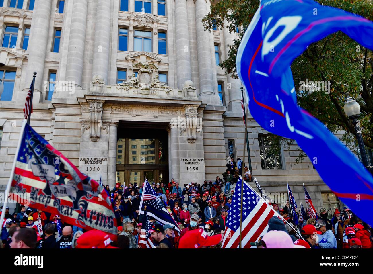 Washington, Stati Uniti d'America. 14 novembre 2020. Steps of DC City Hall for a MAGA rally Around Freedom Plaza on Pennsylvania Avenue, Northwest, in Washington, DC on Sabato, Novembre 14, 2020.Credit: Rod Lamkey/CNP | Usage worldwide Credit: dpa/Alamy Live News Foto Stock