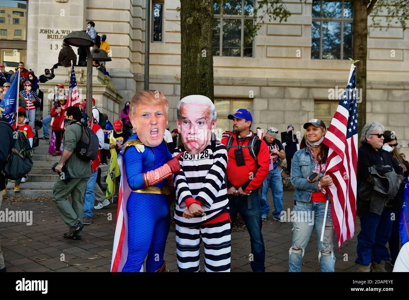 Washington, Stati Uniti d'America. 14 novembre 2020. Pro-Trump tifosi fuori DC City Hall durante il raduno DI MAGA intorno a Freedom Plaza su Pennsylvania Avenue, Northwest, a Washington, DC Sabato, Novembre 14, 2020.Credit: Rod Lamkey/CNP | Usage worldwide Credit: dpa/Alamy Live News Foto Stock