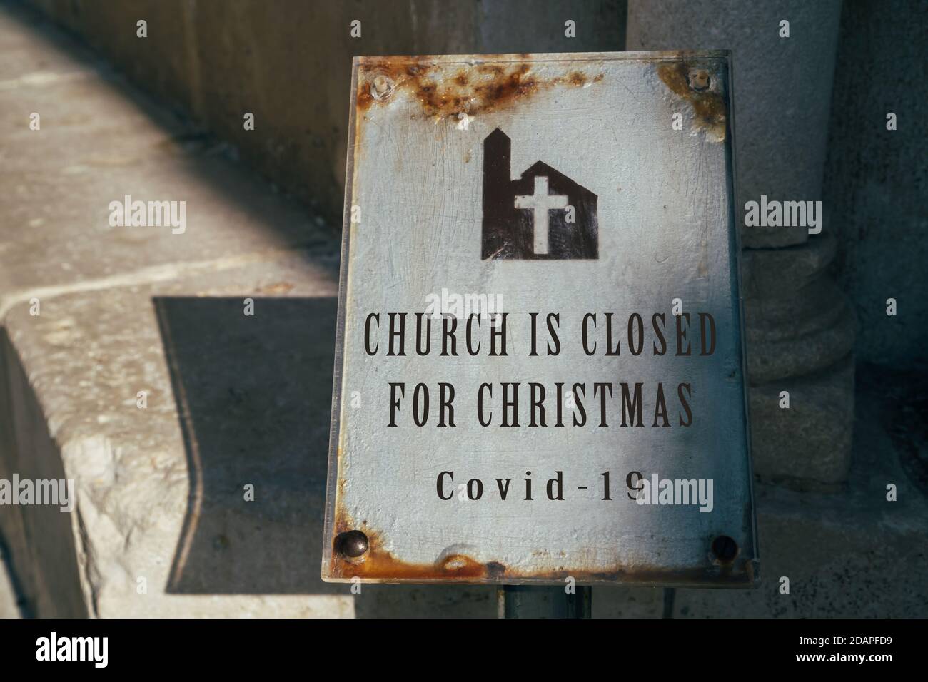 La chiesa è chiusa per il cartello di Natale. Cancellazione dei servizi della chiesa a causa di un focolaio di coronavirus. Chiesa e religione colpite da COVID-19. Foto Stock