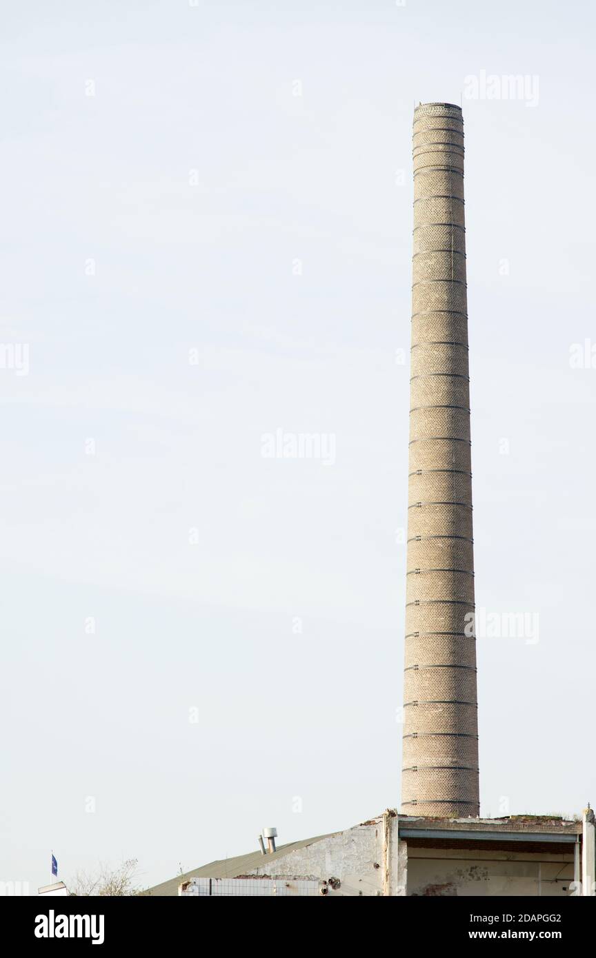 Vecchio camino industriale dilapido nel centro di Arnhem, Paesi Bassi Foto Stock