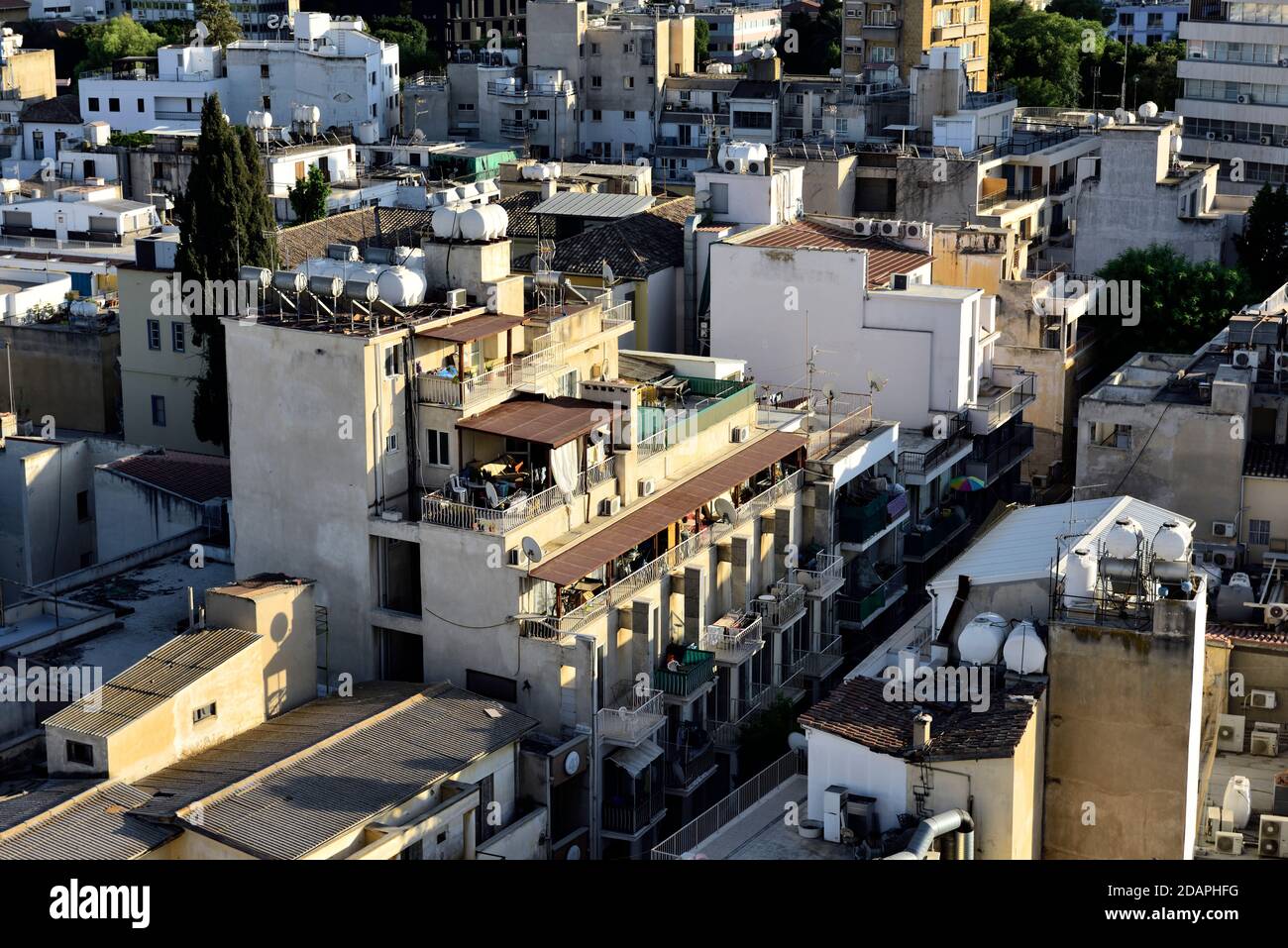 Vista ad alto angolo sui tetti, balconi e edificio della città vecchia Nicosia con solare termico di deposito di acqua calda, Cipro Foto Stock