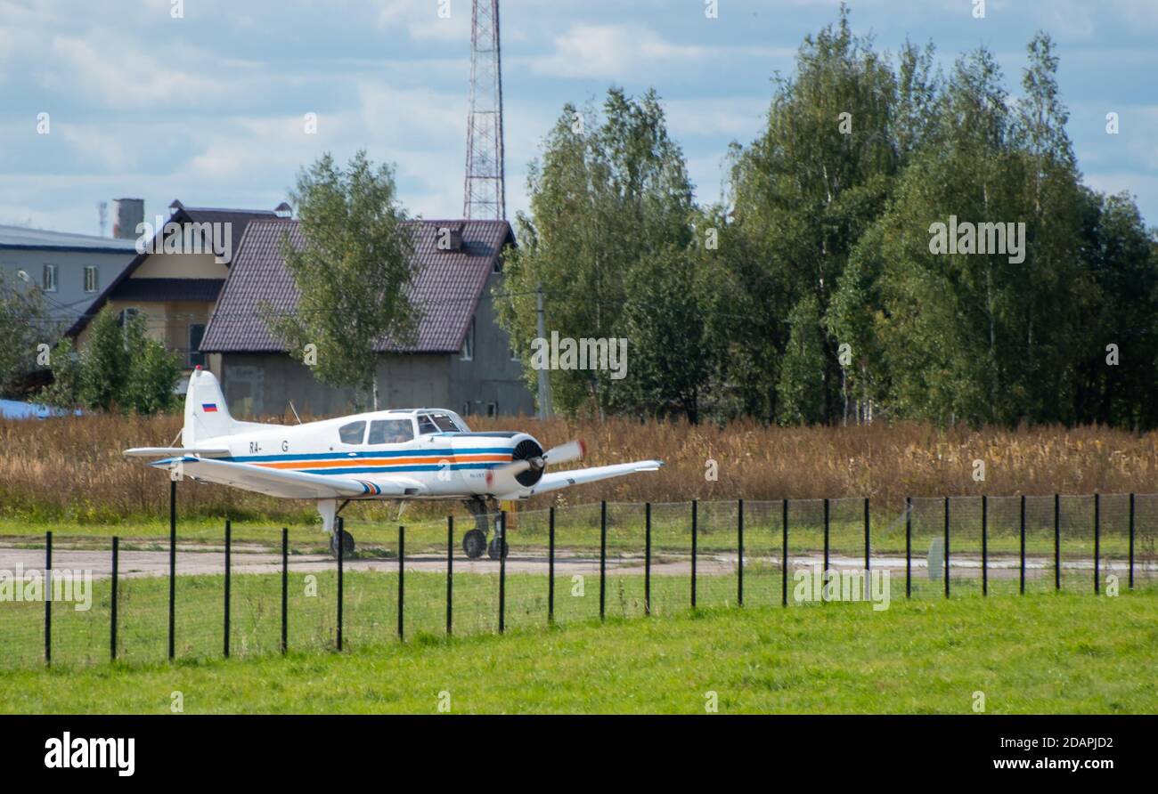 12 settembre 2020, regione di Kaluga, Russia. Yak-18T velivolo di addestramento all'aeroporto di Oreshkovo. Foto Stock