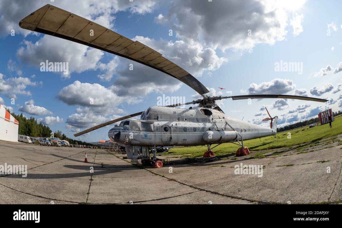 12 settembre 2020, regione di Kaluga, Russia. Elicottero per trasporto militare (gru volante) MIL mi-10 presso l'aeroporto di Oreshkovo. Foto Stock