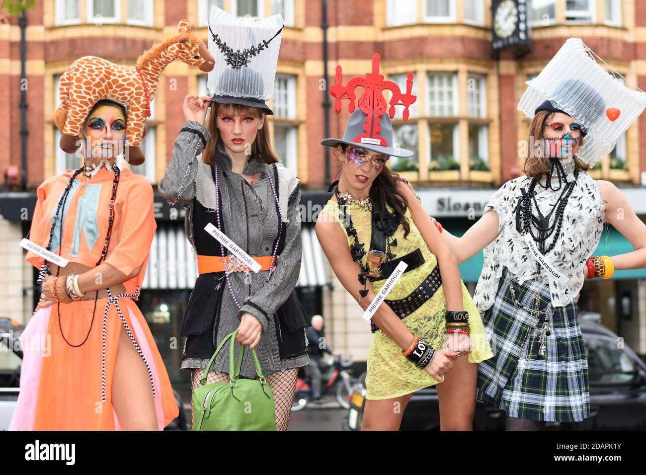 I modelli presentano Pierre Garroudi ultima collezione durante la sfilata di moda in flash MOB a Sloane Square. Foto Stock