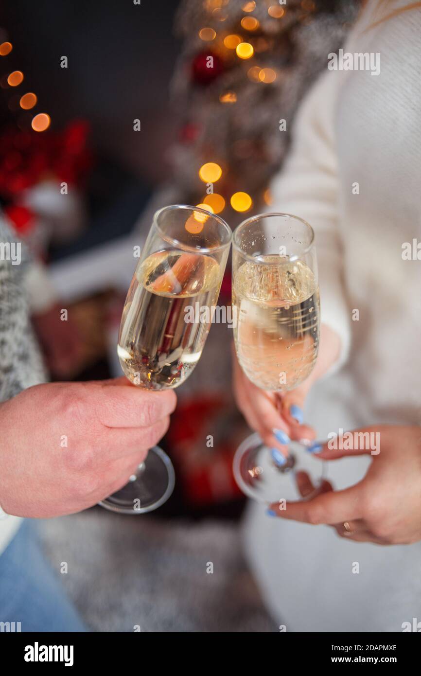 Celebrazione. Mani che tengono i bicchieri di champagne e vino facendo un toast. La festa, matrimonio, celebrazione, alcol, stile di vita, amicizia, vacanza, Foto Stock